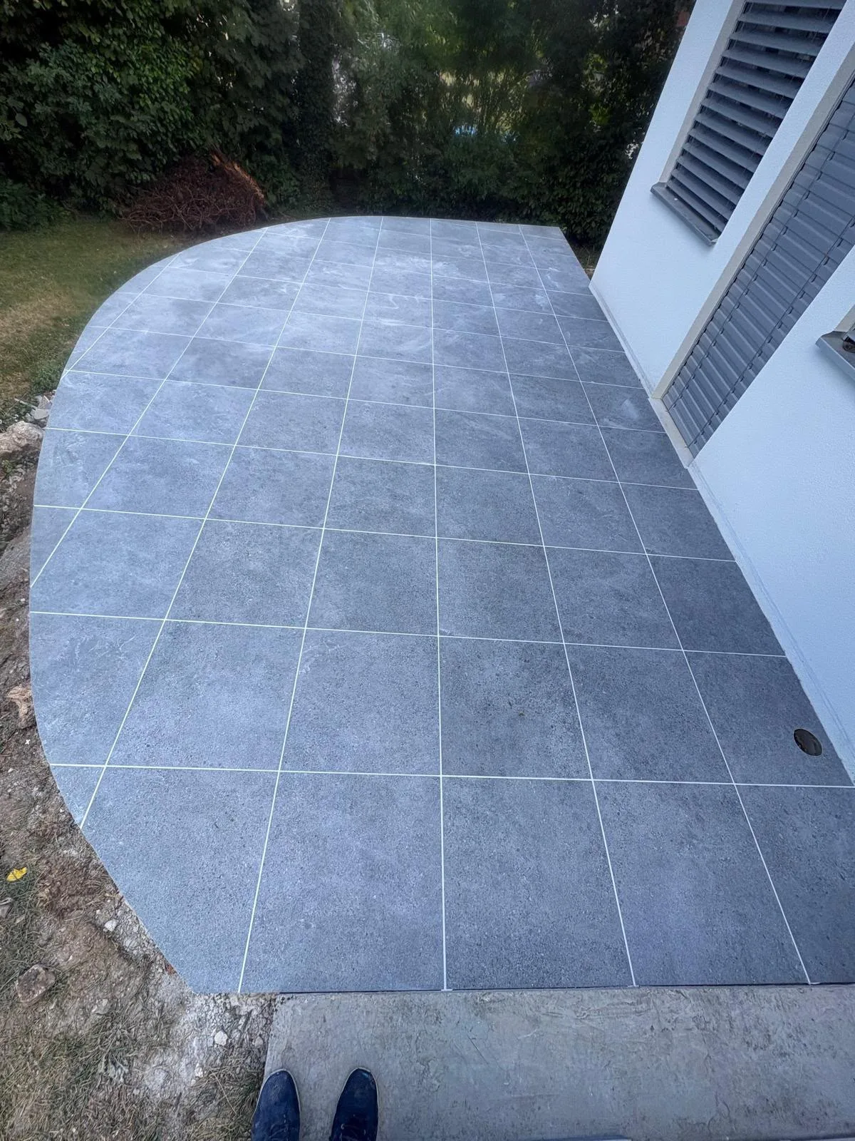Création de terrasse extérieure en carrelage gris à Nyon à Nyon – Jardinier de la Côte – photo 2